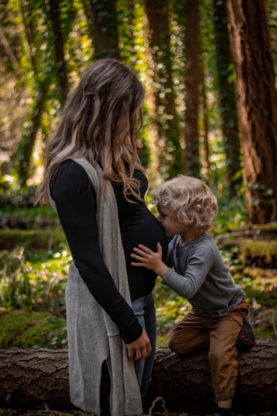 forest-lifestyle-maternity-photoshoot-session-alyssa-orrego-photography-victoria-bc-canada-3