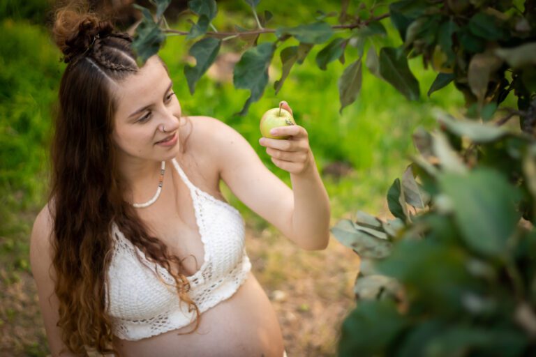 orchard outdoor maternity photoshoot victoria bc photographer