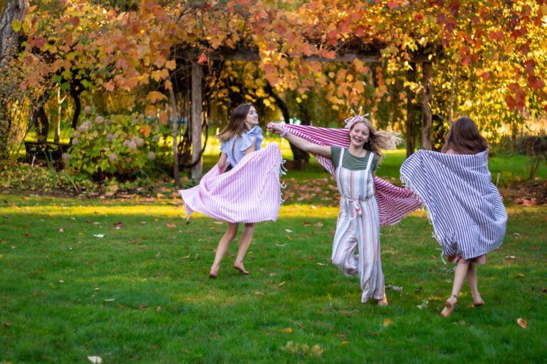 fall best friends photoshoot girl poweroutdoor fall family photoshoot