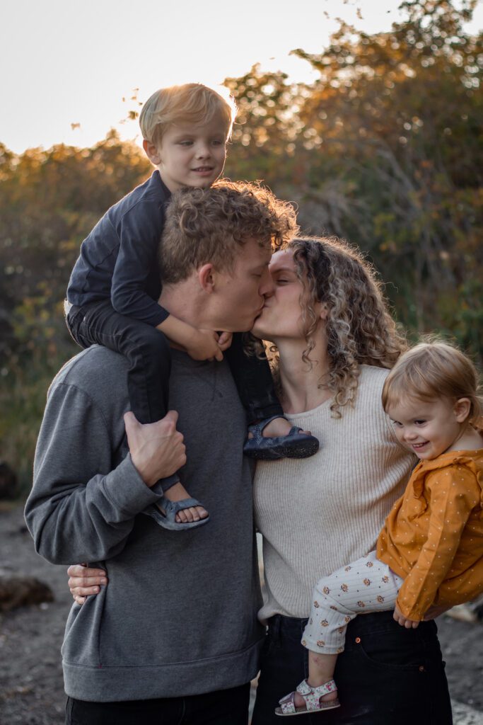 kissing parents beach family photoshoot victoria bc photography