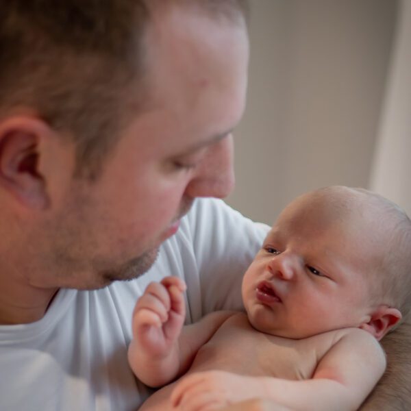 lifestyle in-home newborn session dad and baby playing alyssa orrego photography